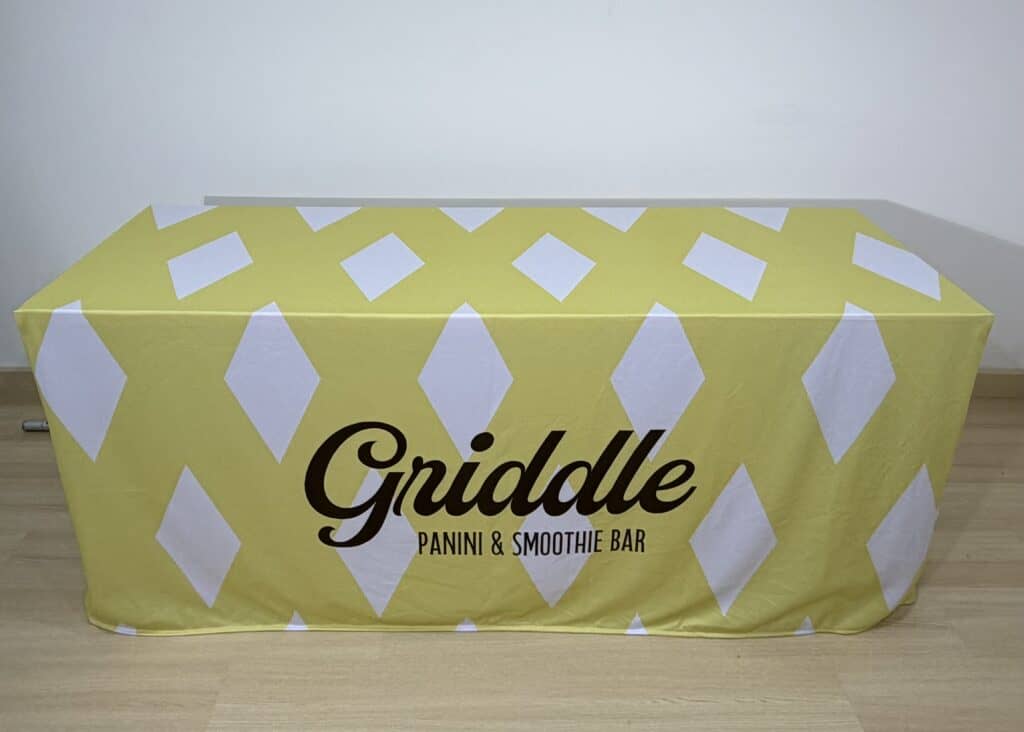 ผ้าคลุมโต๊ะ Table Cover ราคาเริ่มต้น 2,250 บาท ผลิตด่วน 1-2 วัน พิมพ์โลโก้ได้ทุกด้าน เนื้อผ้าหนาพิเศษ เคลือบสารป้องกันไฟลาม