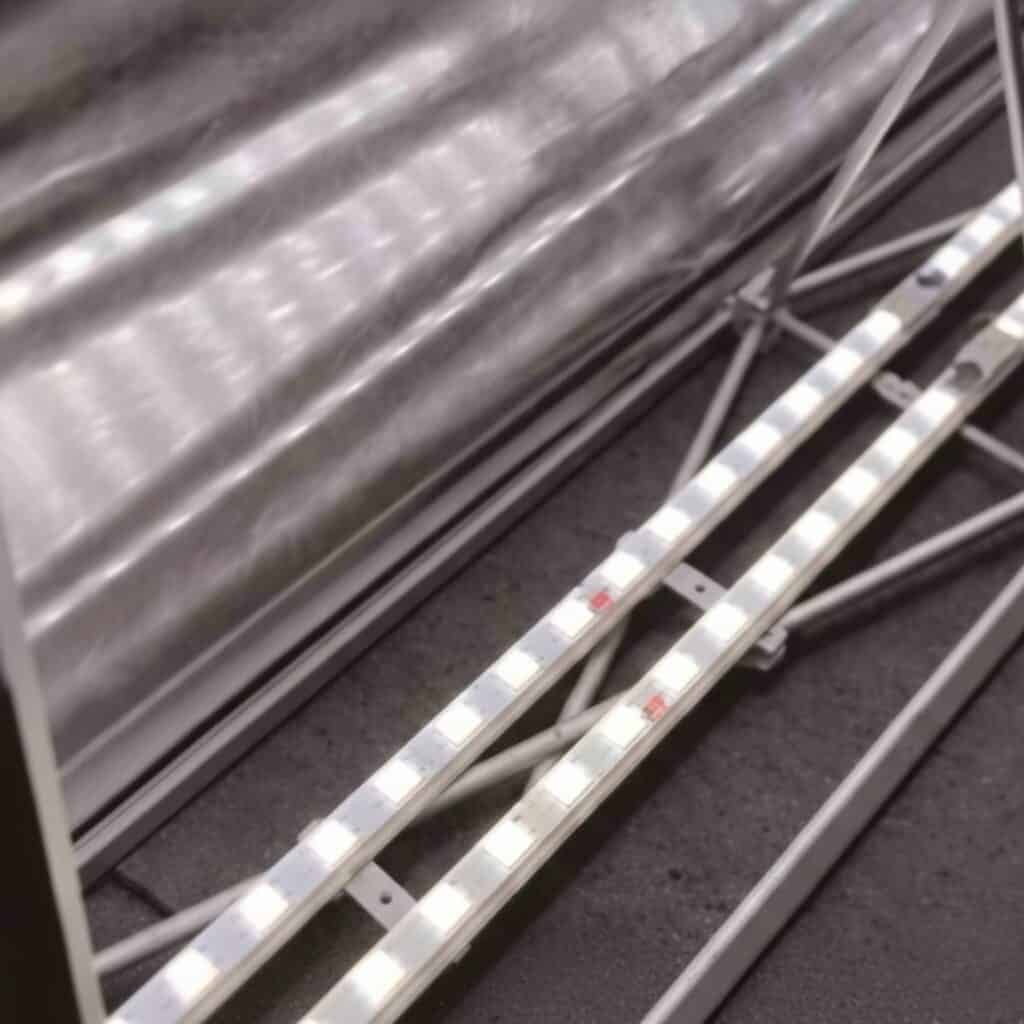 แบคดรอป LED โครงอลูมิเนียมน้ำหนักเบา กางออกและพับเก็บได้ง่าย ระบบไฟ LED ภายในโครง ราคาเริ่มต้น 7,990.-